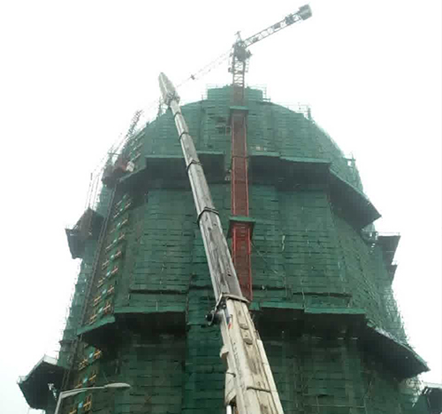 松溪吊车在工地上作业